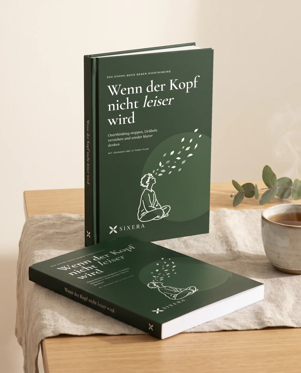 „Wenn der Kopf nicht leiser wird“ als Hardcover und Taschenbuch auf Leinen mit Tee und Eukalyptus